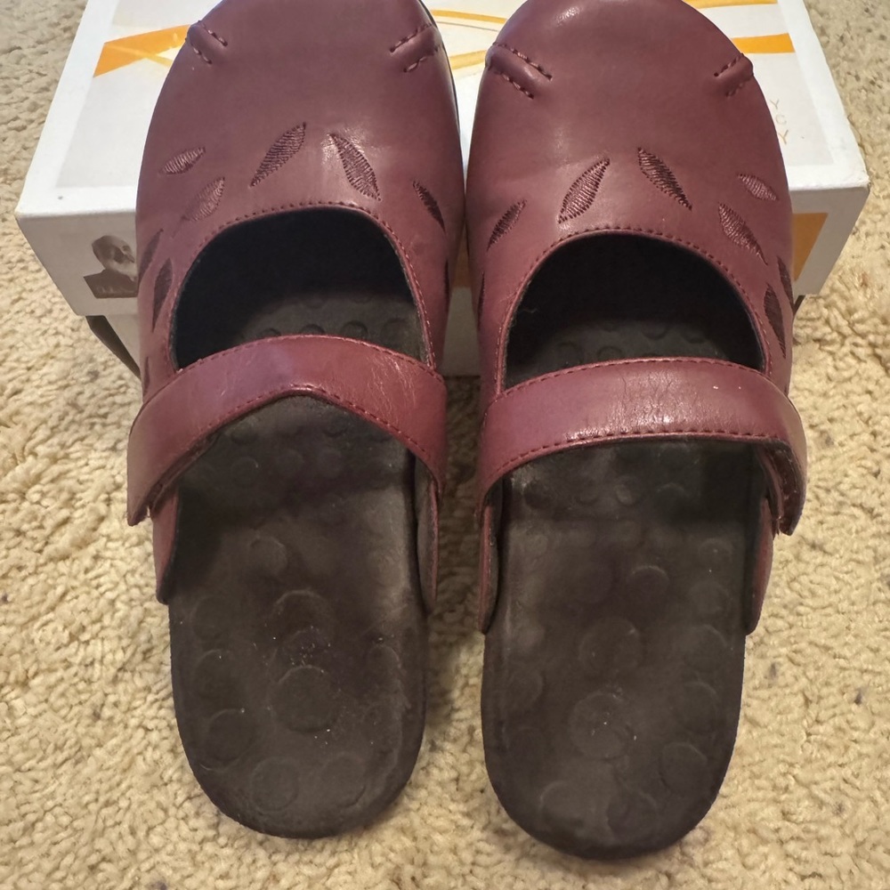 Orthaheel Rachel Burgundy Mules with Strap size 7M